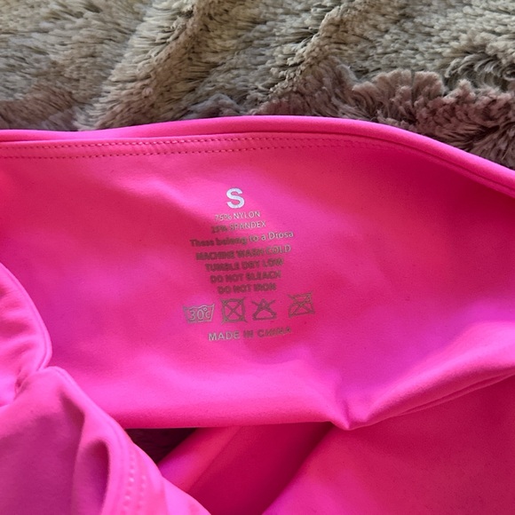 Like New women’s small ’Diosafit’ fierce pink workout top - Picture 3 of 3